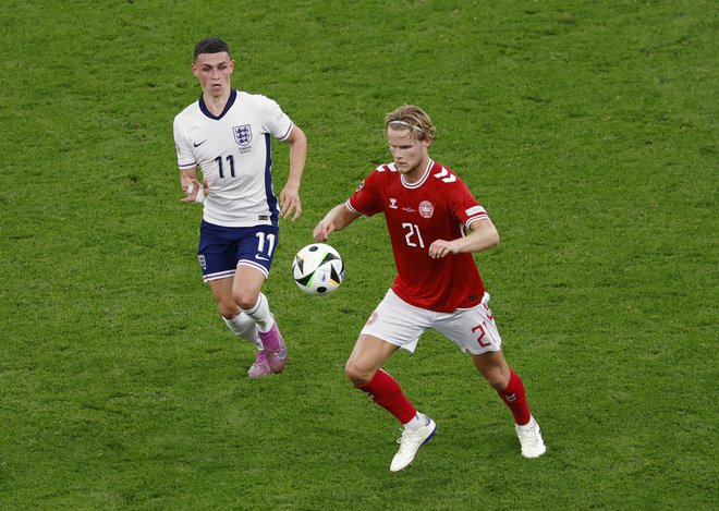 Morten Hjulmand (ob njem Phil Foden) je zabil gol za 1:1. FOTO: Heiko Becker/Reuters