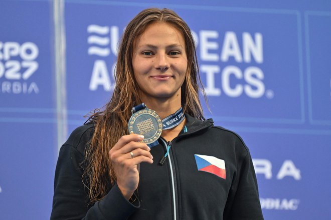 Čehinja Barbora Seemanova je ponosno pokazala zlato kolajno. FOTO: Andrej Isakovic/AFP