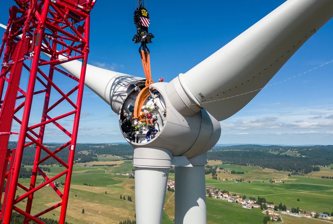 Gradnja vetrne elektrarne v švicarskem kraju Sainte-Croix. FOTO: Denis Balibouse/Reuters
