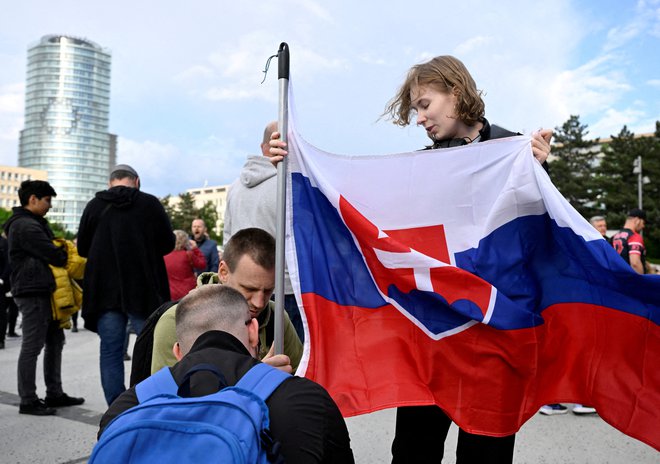 V torek je v Bratislavi proti vladi in njenim medijskim načrtom protestiralo nekaj sto ljudi. FOTO: Radovan Stoklasa/Reuters