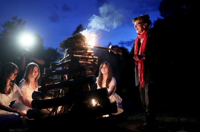 Lani je slavil roman Lada Kralja Ne bom se več drsal na bajerju. Na fotografiji njegova soproga Jožica Avbelj, ki je prevzela nagrado. FOTO: Blaž Samec