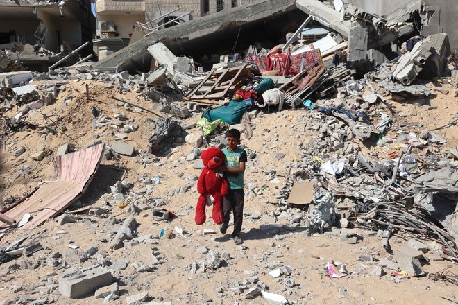 Izraelska ofenziva v Gazi, ki traja že več kot osem mesecev, je po zadnjih podatkih tamkajšnjega zdravstvenega ministrstva terjala najmanj 37.431 življenj, še več kot 85.000 ljudi je ranjenih. FOTO: Eyad Baba/AFP
