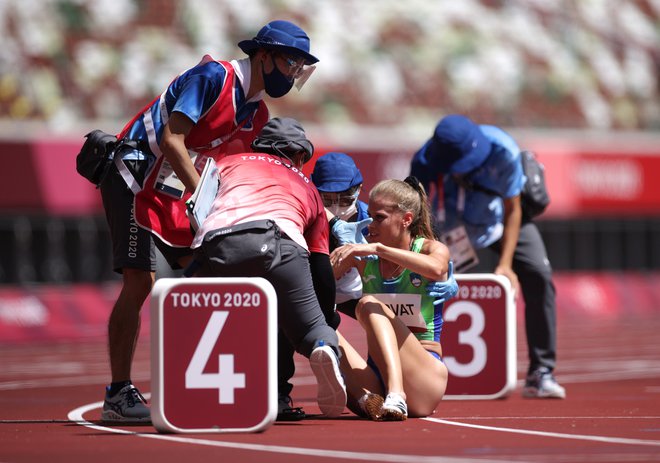 V Tokiu so športniki tekmovali pri 34 stopinjah Celzija in skoraj 70-odstotni vlažnosti. Težave zaradi vročine (skupaj z nošenjem zaščitne maske zaradi covida-19) je imela tudi slovenska atletinja Anita Horvat. FOTO: Hannah Mckay/Reuters