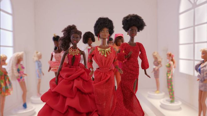 Prva temnopolta barbika Christie je nastala leta 1968, prava temnopolta Barbie (na fotografiji) pa je leta 1980 oblikovala prva temnopolta oblikovalka pri Mattelu Kitty Black Perkins. FOTO: Promocijsko gradivo