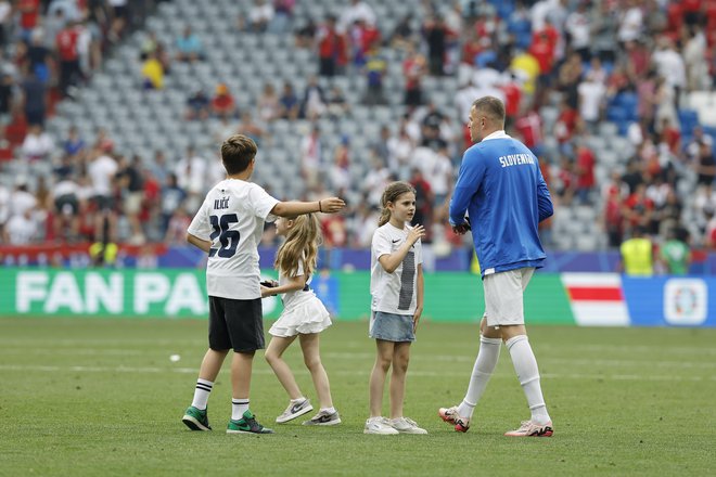 Josip Iličić še čaka na svojih »pet minut« na evropskem prvenstvu, kjer je imel v Münchnu tudi podporo hčerk. FOTO: Leon Vidic/Delo