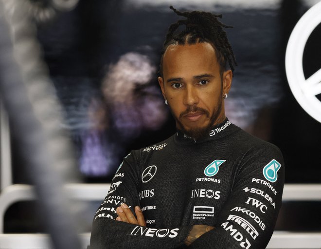 Britanski zvezdnik Lewis Hamilton zamišljeno pogleduje proti jutrišnji dirki za veliko nagrado Španije. FOTO: Albert Gea/Reuters