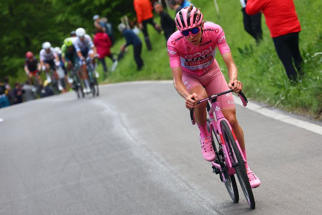 Na Giru je slavil svojo tretjo zmago na tritedenski dirki, prvo po Touru 2021. FOTO: Luca Bettini/AFP