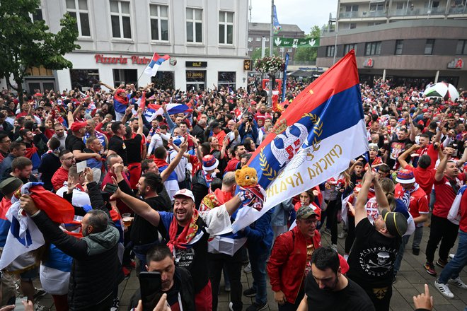 V Gelsenkirchnu so srbski navijači vzklikali ime ruskega predsednika Vladimirja Putina. Foto Jana Rodenbusch/Reuters