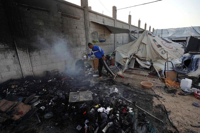 Preiskava naj bi potekala, a razstreljenih šotorov palestinskih razseljencev ne bi smelo biti.  FOTO: Bashar Taleb/AFP