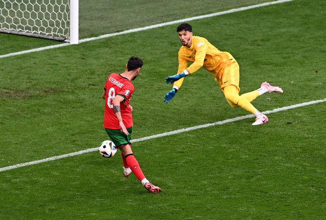 Bruno Fernandes je zabil tretji gol za Portugalsko. FOTO: Carmen Jaspersen/Reuters