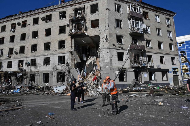 Ob tem je Zelenski obsodil še sobotni napad na stanovanjsko stavbo v središču Harkova, v katerem so po njegovih besedah umrli trije ljudje. FOTO: Sergey Bobok/AFP
