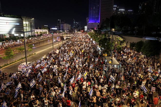 V Tel Avivu se je po navedbah organizatorjev zbralo okoli 150.000 ljudi, ki so med drugim imeli na plakatih napise »Ustavite vojno« in »Minister za zločine«. FOTO: Eloisa Lopez/Reuters
