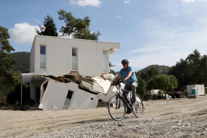 Za zdaj je objavljen sklep za odstranitev le te hiše v Letušu. FOTO: Blaž Samec/Delo