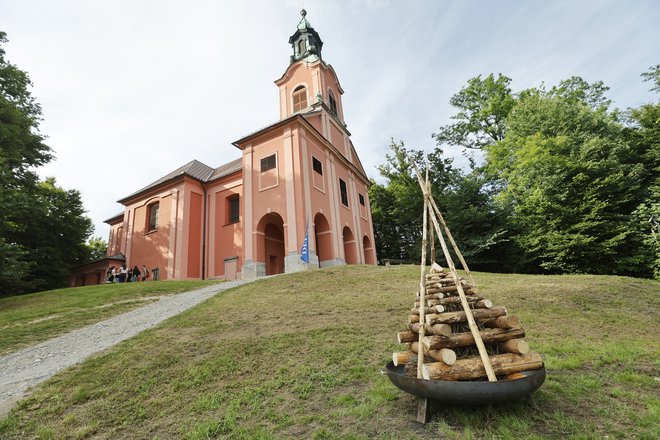 Podelitvi nagrade sta znova sledila slavnostni sprevod do tradicionalnega kresa in prižig ognja, ki bo razsvetlil Rožnik. FOTO: Jože Suhadolnik/Delo