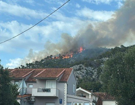 Obsežen požar je danes popoldne izbruhnil tudi nad mestom Hvar, kjer sta zagorela trava in rastlinje na hribovitem območju. FOTO: Facebook