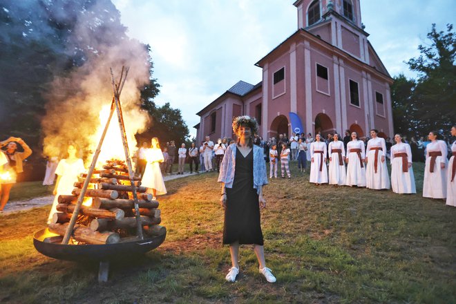 Po odločitvi žirije se je slovesnost končala s prižigom kresa na griču. FOTO: Jože Suhadolnik/Delo