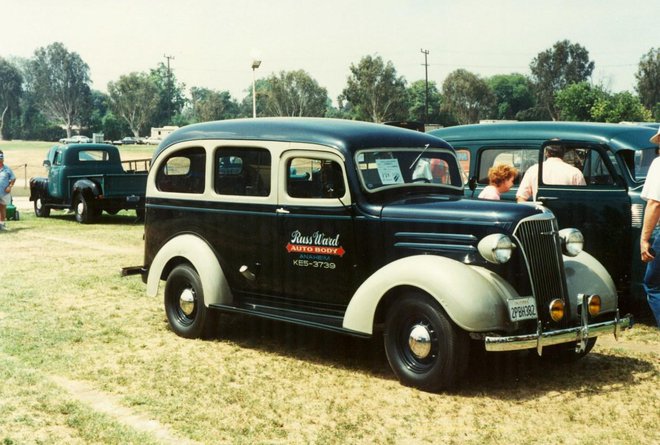 Chevrolet suburban iz leta 1937, suburban kot model še vedno izdelujejo.

FOTO: Wikipedia