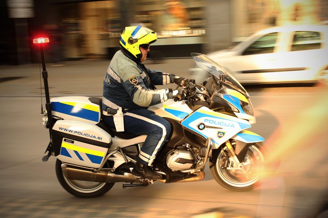 Policist na motorju. Fotografija je simbolična. FOTO: Jure Eržen/Delo