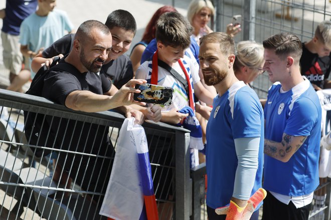 Fantje so podpisovali avtograme med treningom v Wuppertalu. FOTO: Leon Vidic