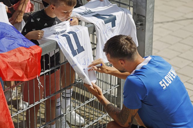 Fantje so podpisovali avtograme med treningom v Wuppertalu. FOTO: Leon Vidic