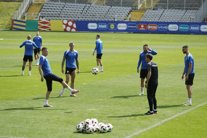 Josip Iličić, Benjamin Šeško, Žan Vipotnik, Adrian Zeljković med treningom v Wuppertalu. FOTO: Leon Vidic