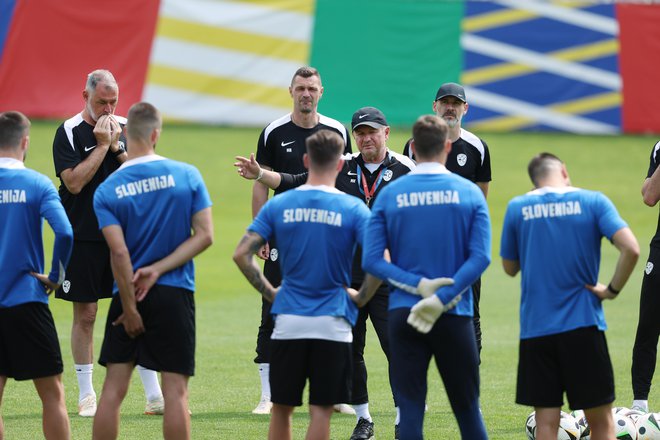 Matjaž Kek je na zadnjem treningu pred zadnjo tekmo v skupini C proti Angliji postrojil reprezentante in jim dalnavodila. FOTO: Leon Vidic/Delo