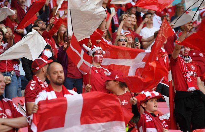 Danski navijači so v Nemčijo dopotovali v velikem številu. FOTO: Andy Rain/AFP