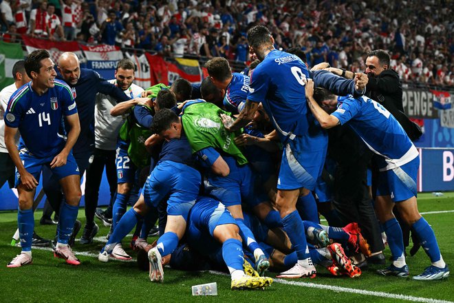Italijane je za trud in borbenost do zadnjih sekund nagradila sreča, ki je Hrvate na tem evropskem prvesntvu obšla. FOTO: Gabriel Bouys/AFP