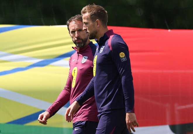 Angleški selektor Gareth Southgate (levo) in kapetan Harry Kane imata vajeti reprezentance v svojih rokah. FOTO: Adrian Dennis/AFP