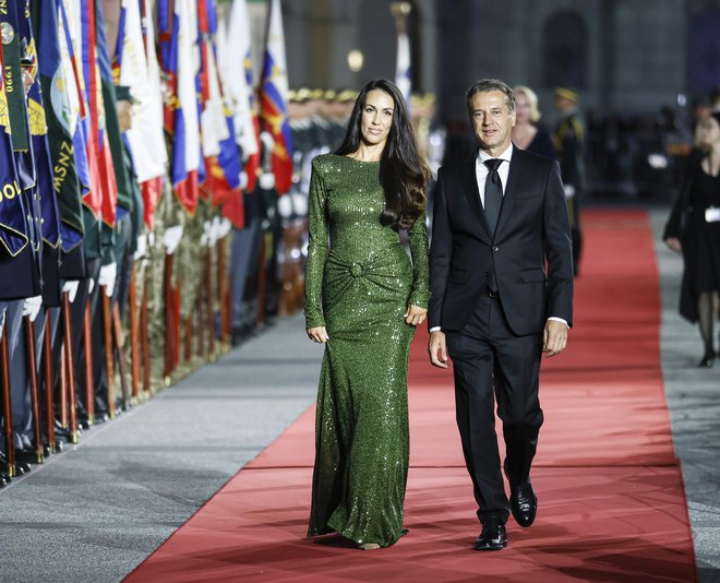 Premier Robert Golob s spremljevalko Tino Gaber ob prihodu na proslavo. FOTO: Jože Suhadolnik/Delo