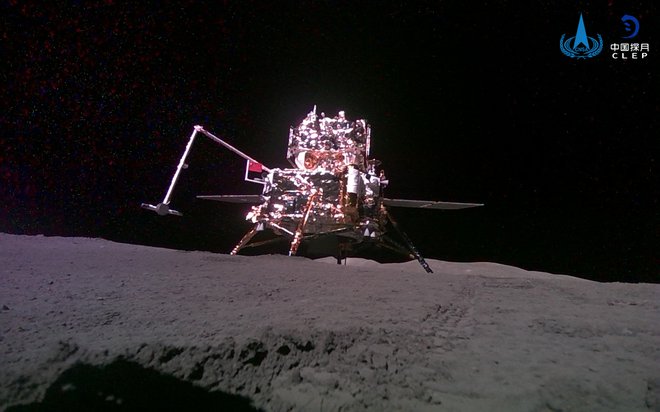 Takole je robotek, ki ga je sonda izpustila na površje, slikal svoje matično plovilo Chang'e 6 na povšrju Lune. FOTO: CNSA/AFP