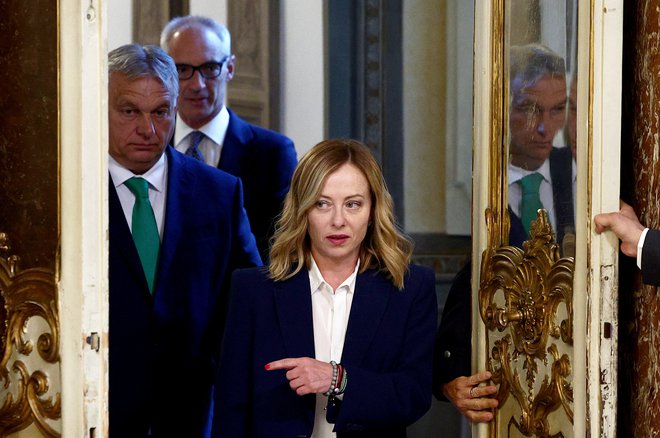 Italijanska premierka Giorgia Meloni in njen madžarski kolega Viktor Orban med včerajšnjim srečanjem v Rimu. FOTO: Guglielmo Mangiapane/Reuters