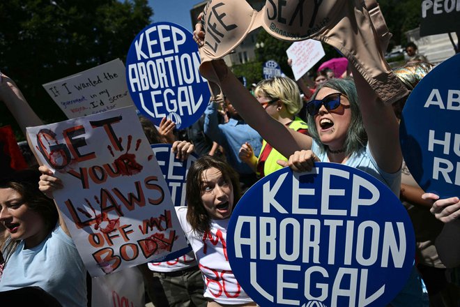 Včerajšnji protest za pravico do splava pred sodiščem v Washingtonu. FOTO: Jim Watson/Afp