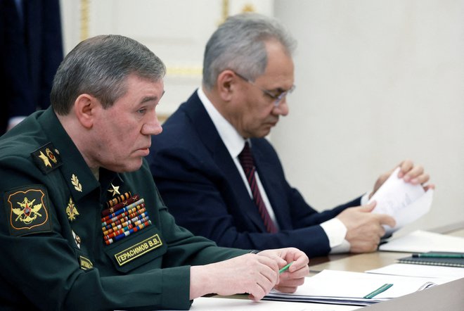 Sergej Šojgu in načelnik generalštaba ruske vojske Valerij Gerasimov. FOTO: Vyacheslav Prokofyev/Reuters
