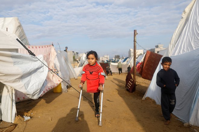 Organizacija v svojem poročilu, objavljenem na spletni strani, opozarja, da je v trenutnih razmerah v Gazi skoraj nemogoče zbrati in preveriti informacije, se pa domneva, da je brez spremstva in ločenih najmanj 17.000 otrok. FOTO: Saleh Salem/Reuters