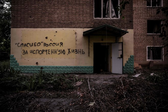 Grafit »Hvala, Rusija, za uničeno življenje«, na eni od stavb v regiji Doneck. FOTO: Handout AFP