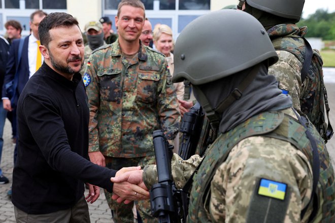 Ukrajinski predsednik Volodimir Zelenski med obiskom vojakov na vojaškem poligonu 11. junija letos. FOTO: Jens Buttner via Reuters