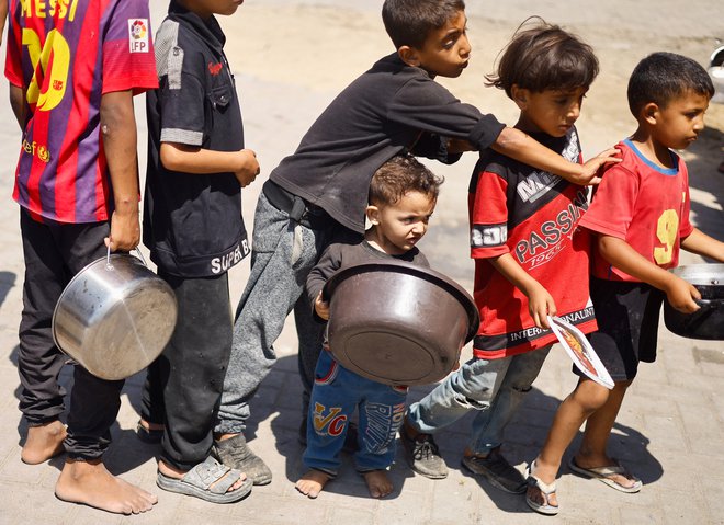 IPC v junijskem poročilu ugotavlja povečano dostavo hrane in drugih potrebščin na sever enklave. FOTO: Mohammed Salem/Reuters