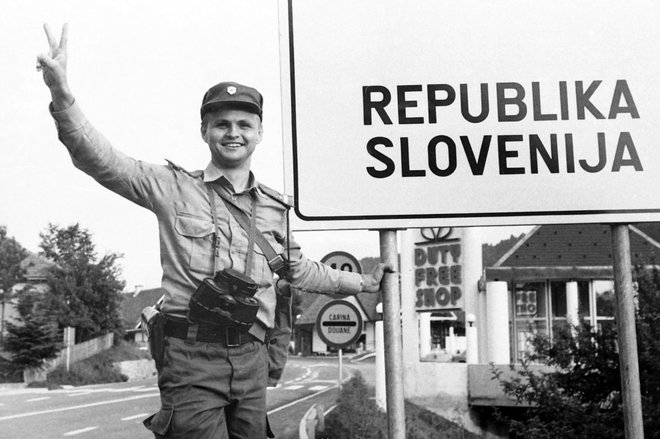 Miličnik na mejnem prehodu Vič na današnji dan pred 33 leti. Fotografija je bila takrat objavljena v več svetovnih medijih. Fotodokumentacija Dela