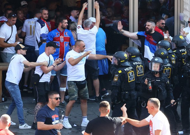 Zaradi prenapetežev med srbskimi nvijači je morala posredovati tudi policija. FOTO: Christian Mang/Reuters