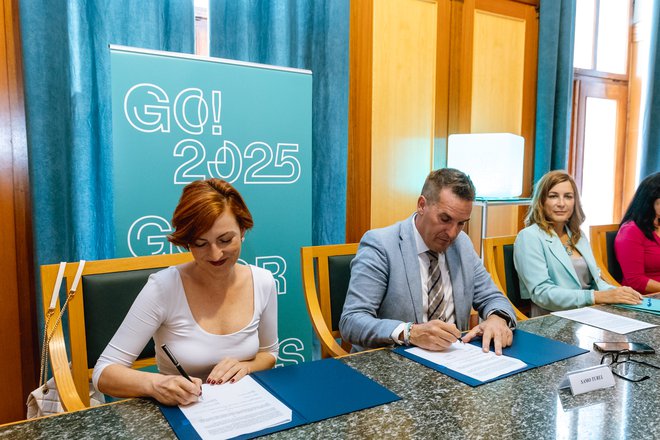 Ministrica za kulturo Asta Vrečko in novogoriški župan Samo Turel sta podpisala anseks k pogodbi. FOTO: Ana Rojc
