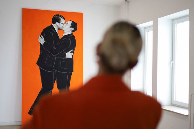 Slikarka Ermira Murati je uprizorila kosovskega premierja Albina Kurtija in srbskega predsednika Aleksandra Vučića, ki se poljubljata. Politična realnost je, kot ponavadi, daleč od umetniške fikcije. Foto Florion Goga Reuters