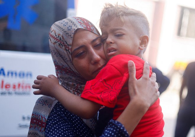 Palestinska mama se poslavlja od svojega sina, ki se bori z rakom. FOTO: Mohammed Salem/Reuters