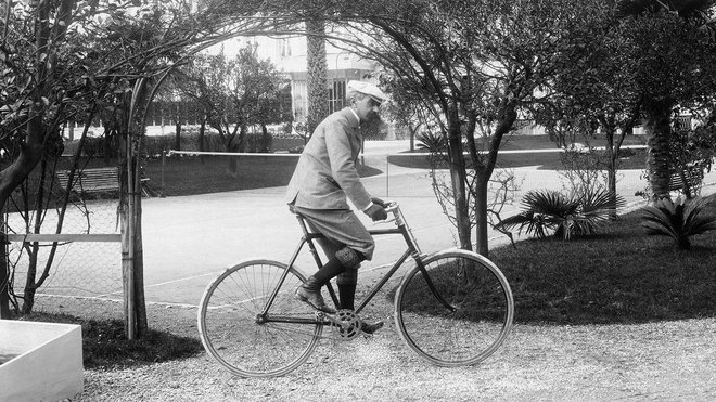 Pierra de Coubertina, za mnoge pomembnega moža, nekateri vidijo kot razrednega snoba, zagovornika kolonializma, seksista in mu ne morejo opravičiti hvalnic olimpijskim igram v času Adolfa Hitlerja v Berlinu leta 1936. FOTO: arhiv MOK