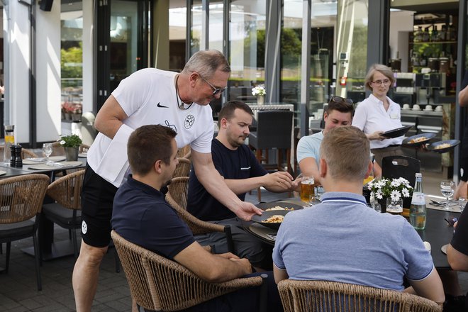 Matjaž Kek držal obljubo in postregel novinarjem, ker se je slovenska reprezentanca uvrstila v osmine finala EP. FOTOGRAFIJI: Leon Vidic/Delo