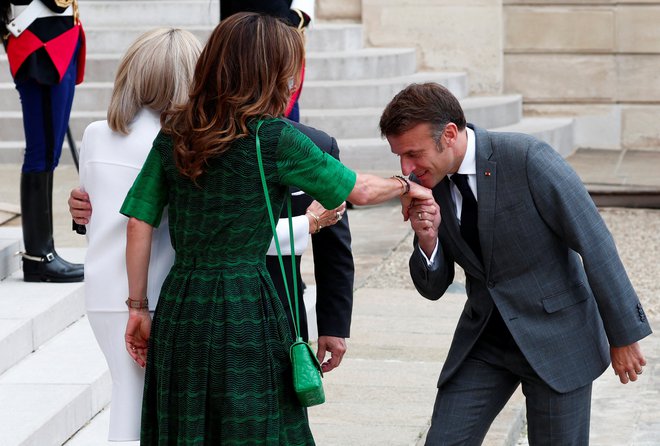 Francoski predsednik je bil ta teden zelo galanten do jordanske kraljice Ranie, ki je z možem, kraljem Abdulahom II. obiskala Francijo, do političnih nasprotnikov pa mora biti bolj neizprosen. FOTO: Gonzalo Fuentes/Reuters