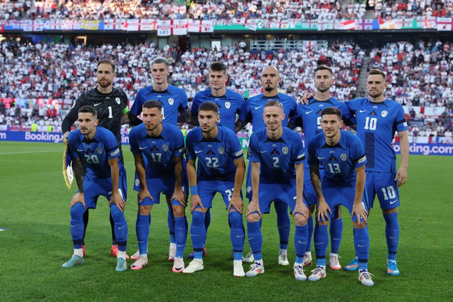 Slovenski nogometaši pred tekmo z Anglijo. FOTO: Leon Vidic/Delo