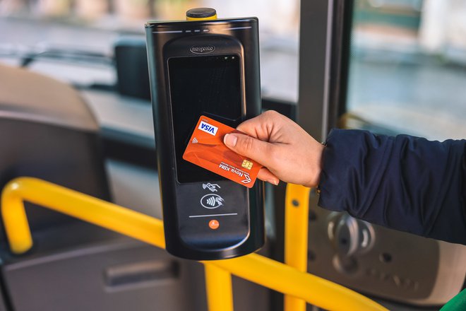 V Ljubljani lahko potniki na mestnih in medkrajevnih linijah vožnje plačujejo tudi s plačilnimi karticami. FOTO: Visa
