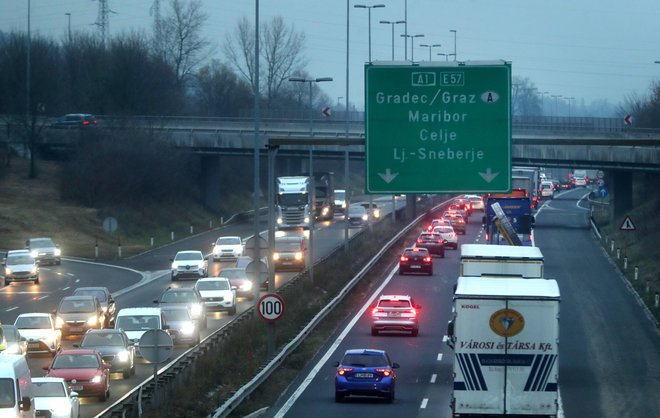Vsakdanji prizori na avtocesti proti Štajerski. FOTO: Blaž Samec