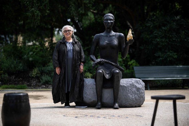 V kontekstu aktualnih nazorov se zdi tudi v nedeljo odkrit kip olimpizmu losangeleške umetnice Alison Saar, ki sta ga mesto Pariz in MOK dala postaviti v javni park na Elizejskih poljanah. FOTO: Julien De Rosa/ AFP